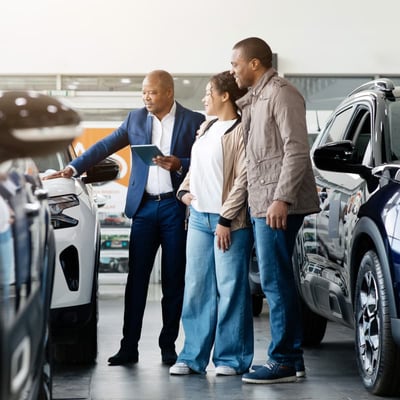 couple_looking_at_cars_at_a_dealership