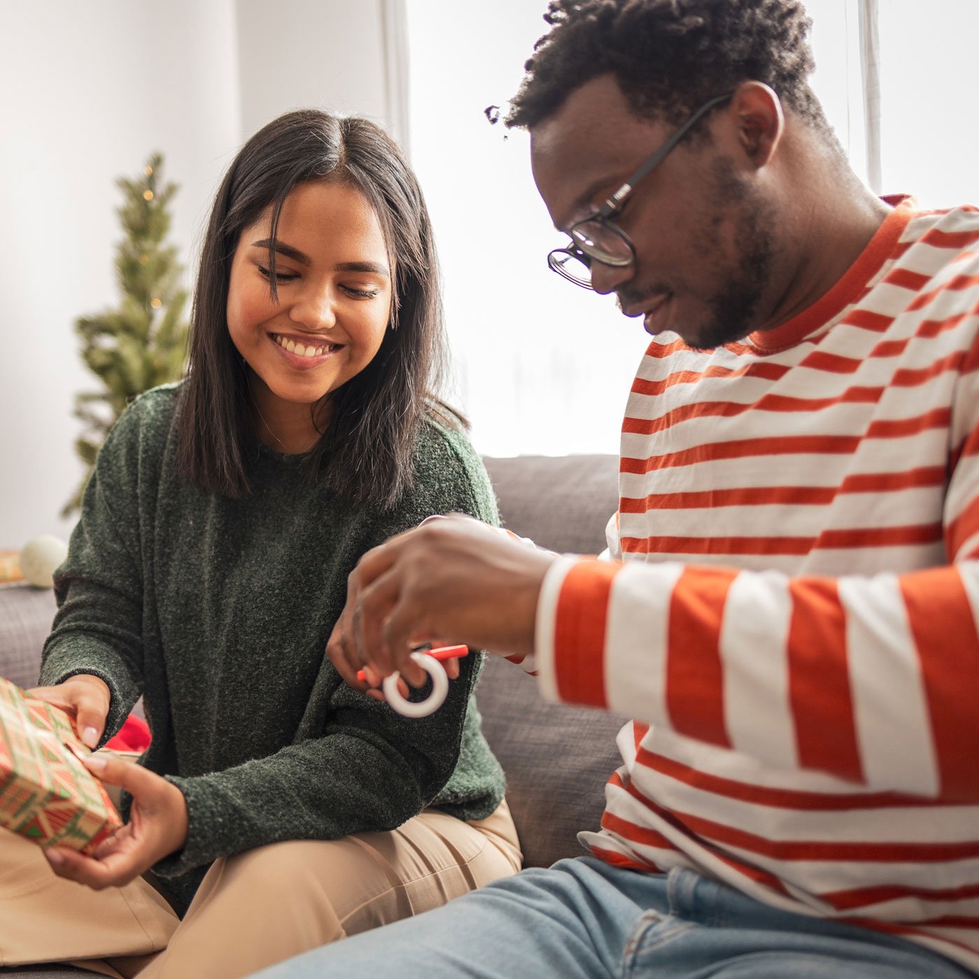young-couple-wrapping-gifts1