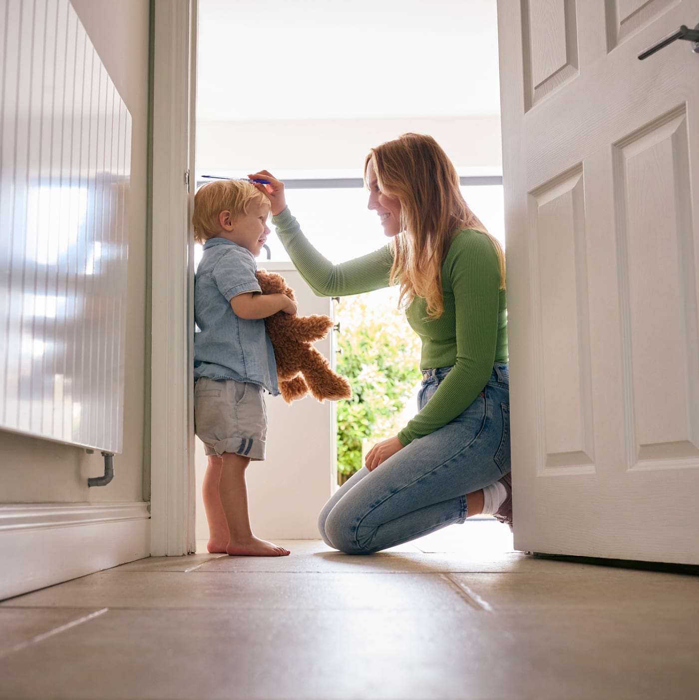 young_mom_measuring_child_in_home-1400