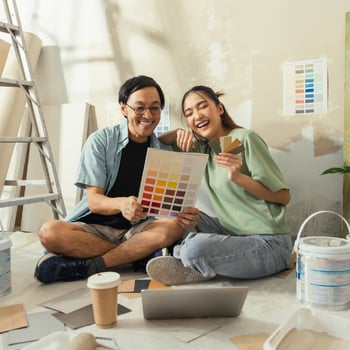 couple-looking-at-paint-samples